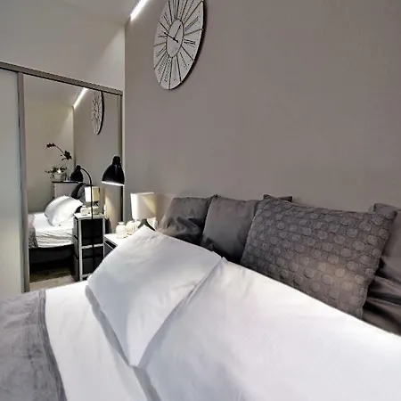 Sjesta Centrum W Centrum Miasta Z Prywatnym Parkingiem Lägenhet